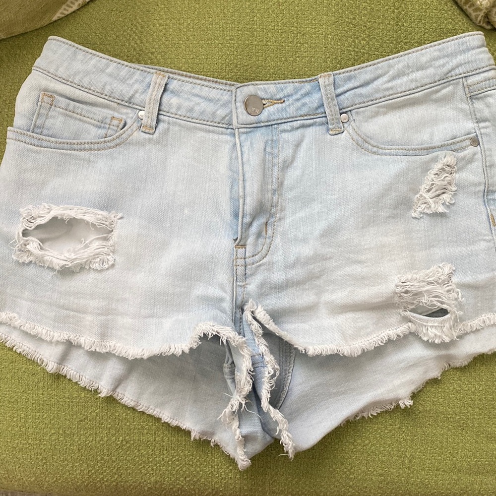 barely worn🚨light wash denim shorts! So comfy & flattering(: